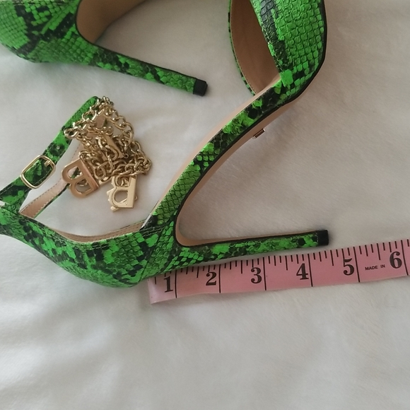 Babe Women's Size 8 Green Snake Print Chain Heels - Picture 8 of 10